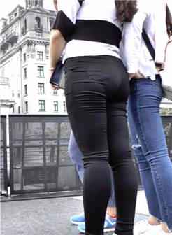  [牛仔裤] 街拍雨中的黑裤肥臀
