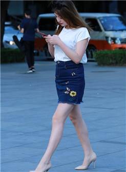 街拍:人民广场偶遇时尚少妇,蓝色连体短裙,身姿妩媚动