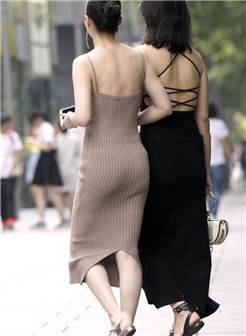 街拍,身材苗条穿着露背包臀长裙的少妇,散发无限成熟女人