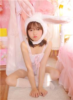清纯美女兔兔的粉色内衣性感自拍