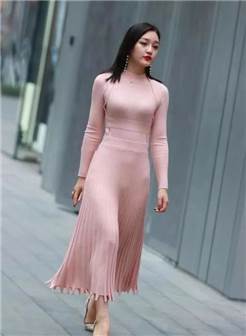 街拍:粉红紧身裙的极品少妇, 温婉的美女丰腴呼之欲出