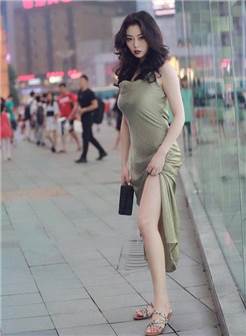 路人街拍: 30岁的丰腴少妇显露出少妇迷人的曲线!