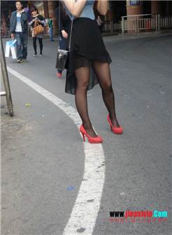 性感的红色高跟鞋黑丝袜美腿女人/Vip套图