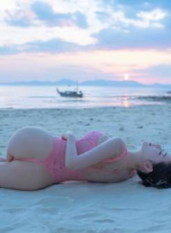 越南极品美女超美长腿嫩白身体诱惑撅臀人体欣