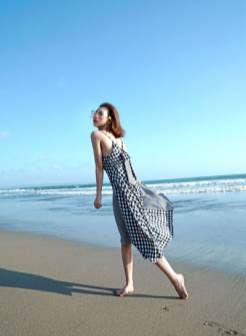 风情少女冯木木沙滩短发性感长裙海边唯美图片