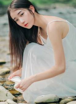 清纯森系少女白裙气质唯美写真图片