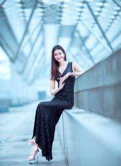 网上约到了重庆车模美女黑色礼服诱惑迷奸她