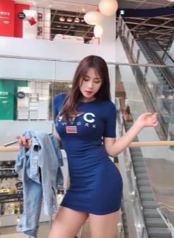 韩国美女集团 色色大姐紧身连衣裙尽显丰满翘臀