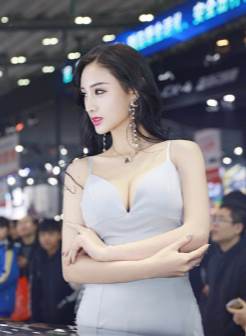 中国美女集团 国产大胸美女车模，低胸连体裙爆