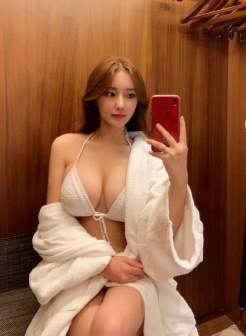 韩国极品气质大胸美女白色内衣比基尼胸部外露