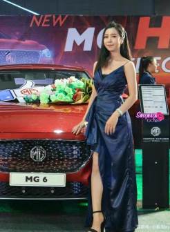 老挝车模美女 车展上蕾丝吊带裙性感销魂露私照