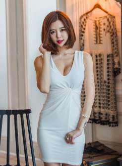 韩国第一美女三级女主 模特深V超短连体裙诱惑