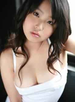 日本性感大学美女圆嫩巨乳被大叔捏变形了