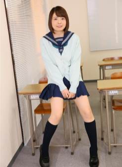 大友彩日本美女学生妹制服美腿丝袜图片