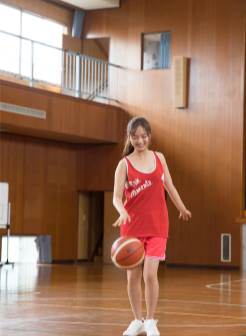 日本美女山中真由美真空篮球服大尺度人体艺术