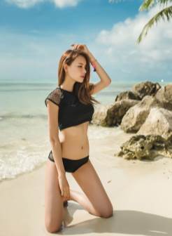 美女模特海滩大尺度翘臀比基尼写真