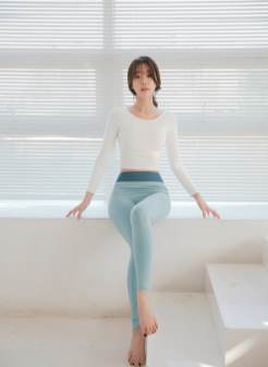 韩国健身美女火辣身材曲线大胆姿势写真