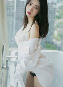 惠惠子白皙透亮肌肤家中浴室白衬衫图