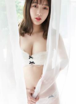 日本纯情妹子白嫩胴体丰乳肥臀性感迷人写真