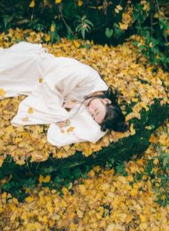 长发气质秋日白色古装美女漫步枫林中写真