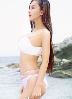 性感嫩模艾小青沙滩边泳装迷人写真