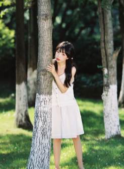 森系美女长发披肩清新甜美写真