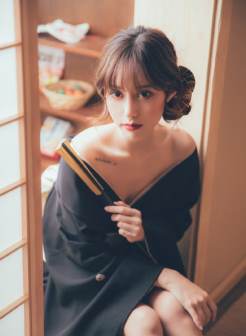 日本和服美女香肩锁骨诱惑写真