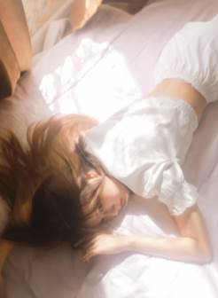 阳光下的少女床上慵懒随性写真