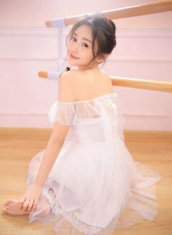芭蕾舞美女白色连衣裙日式丸子头虎白女粉嫩在线看