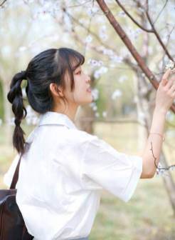 校园女神韩式麻花辫学生制服露齿甜笑个人写真艺术