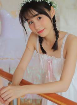 漂亮女孩韩式麻花辫皮肤白皙笑容甜美个人艺术写真