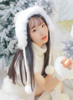 冬季雪精灵肌肤白皙可爱萌白酱美女个性写真