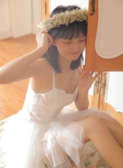 吊带裙美女唯美花环气质唯美的亚洲嫩模漂亮的女生照片