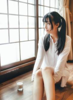 二次元少女齐刘海发型白衬衫大长腿美女私密写真集