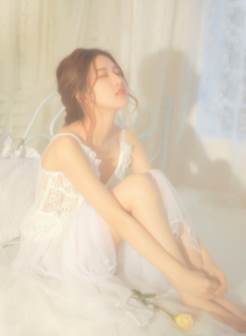 清纯美眉韩式麻花辫蕾丝吊带裙皮肤白皙超高清美女图片
