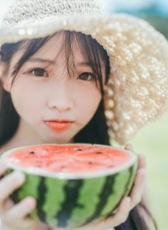 吃西瓜的高颜值女孩清纯养眼空灵唯美户外写真