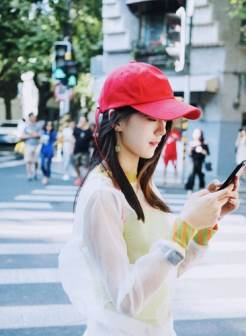 韩国俏皮美女时尚氧气街头清纯甜美笑容写真图片