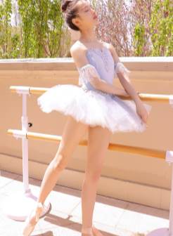 芭蕾舞美女户外阳光唯美裸足美腿个人艺术清纯写真