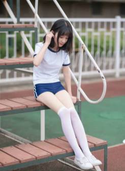 清纯美女学生时尚短发紧身体操服白丝长腿操场写真