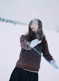 日本氧气美女长发清纯养眼自然雪地写真图片