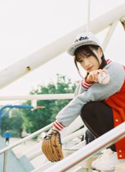 棒球场上戴的日本刘海美女