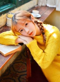 穿黄色毛衣的刘海邻家美女