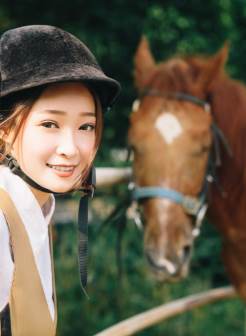 日本酷似赵丽颖的美女骑马训练师