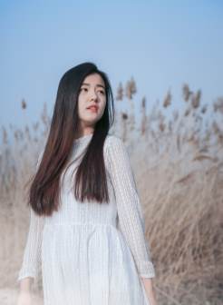 酷似全智贤的长发白裙美女