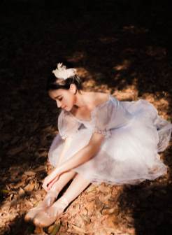 森林中的清纯芭蕾少女  青春亮丽
