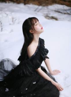 花季少女冬日雪地写真   唯美伤感