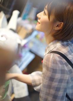 日本短发大眼美女衬衫长衣游玩写真