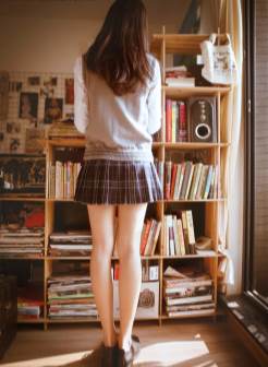 清纯超短裙美女书房地板上写真