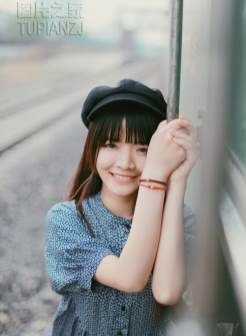 火车道上的清纯女孩 展温暖笑容