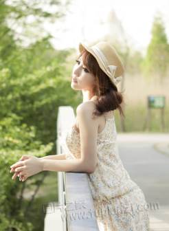 夏日里的清纯女孩生活照 草帽短裙活泼靓丽